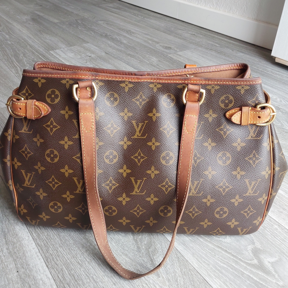 Authentic Louis Vuitton Batignolles Horizontal tote in classic monogram canvas.